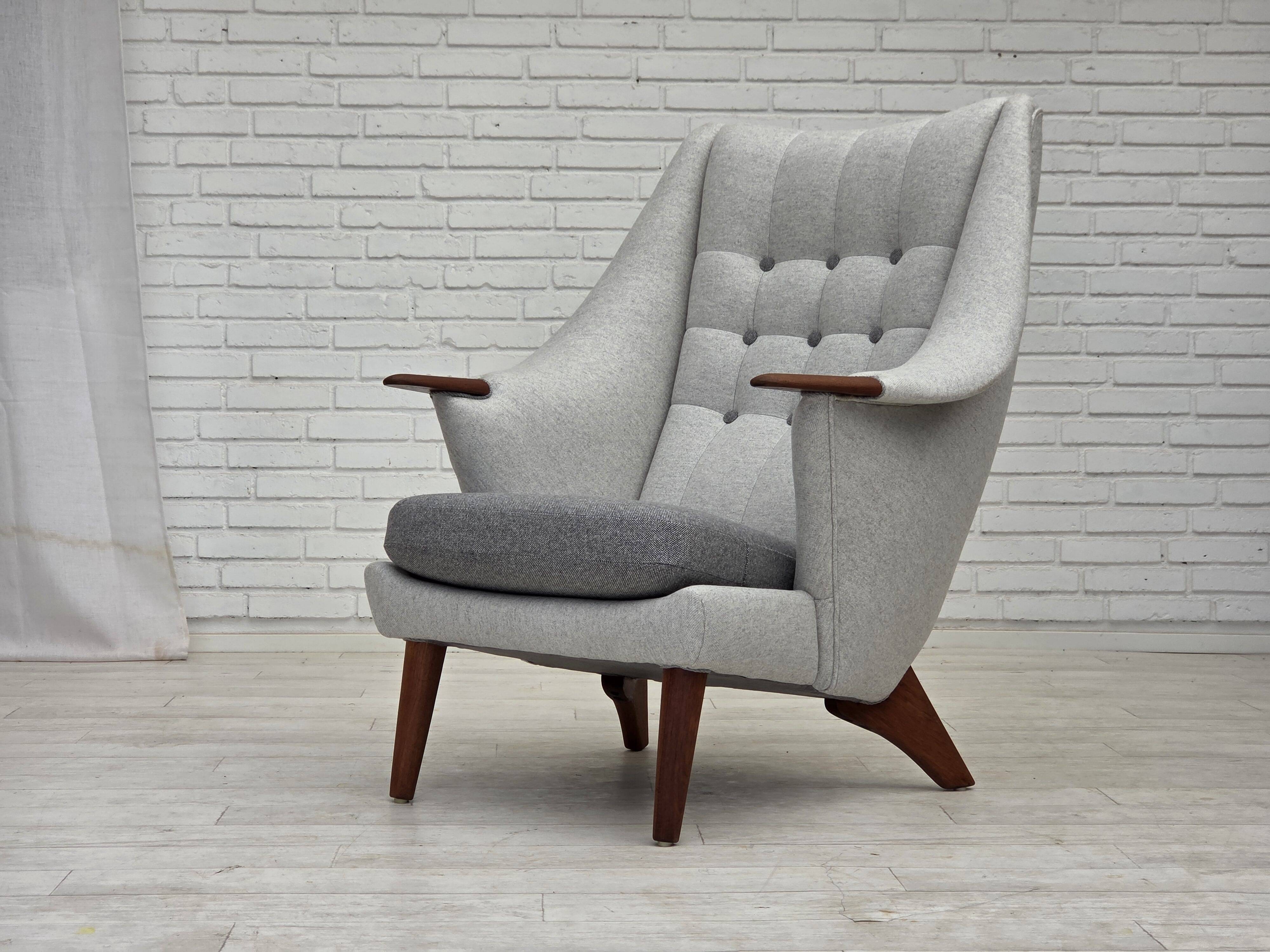 Fauteuil danois à dossier haut avec tabouret, années 1970, laine, bois de teck.