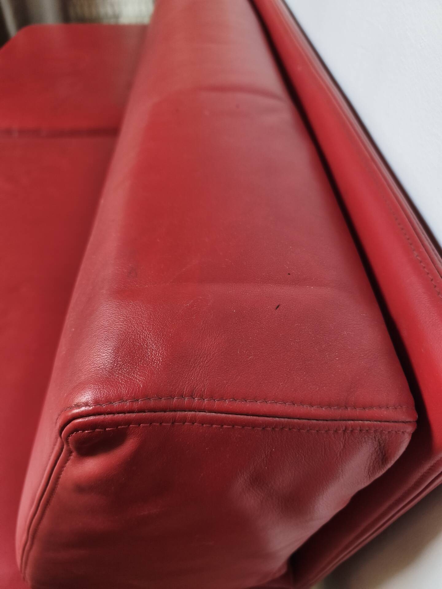 Large vintage red leather three-seater sofa – circa 1960 – structure e