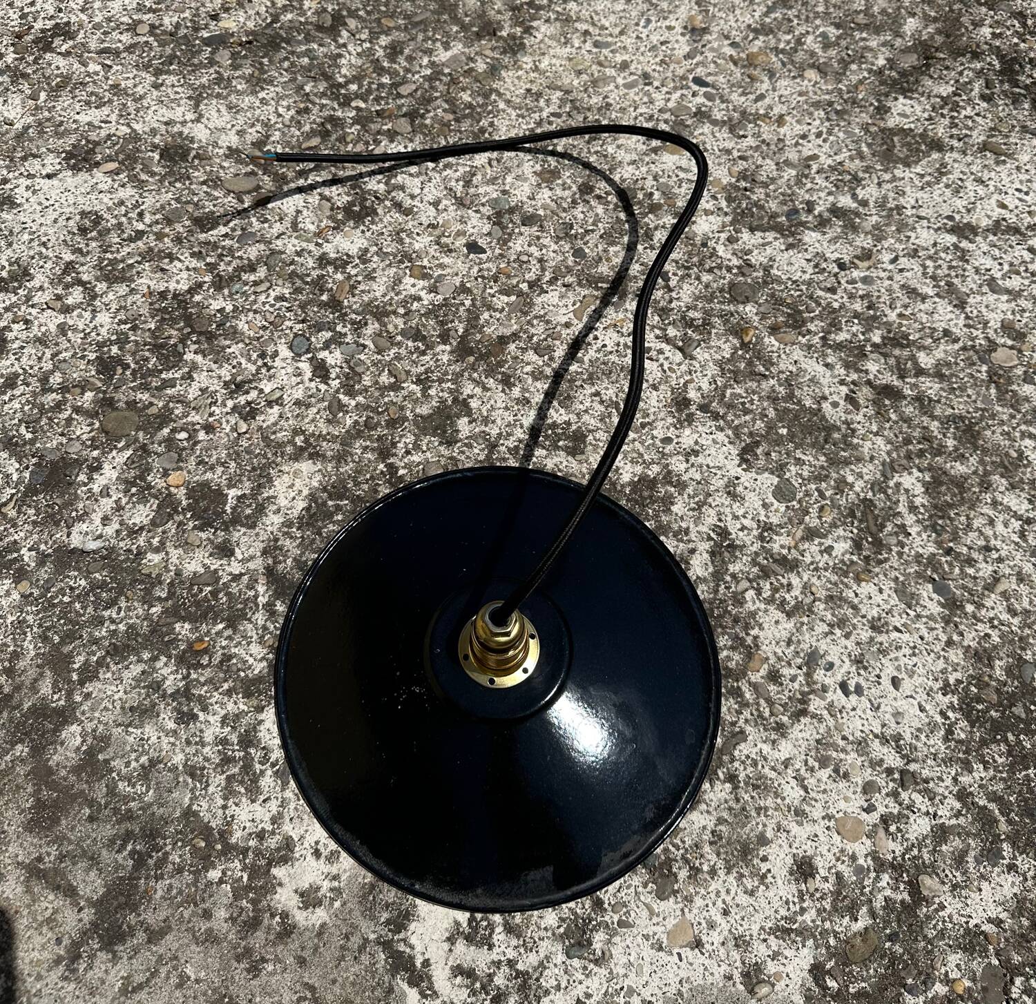 Suspension vintage en tôle émaillée verte et noire déco rétro fermé