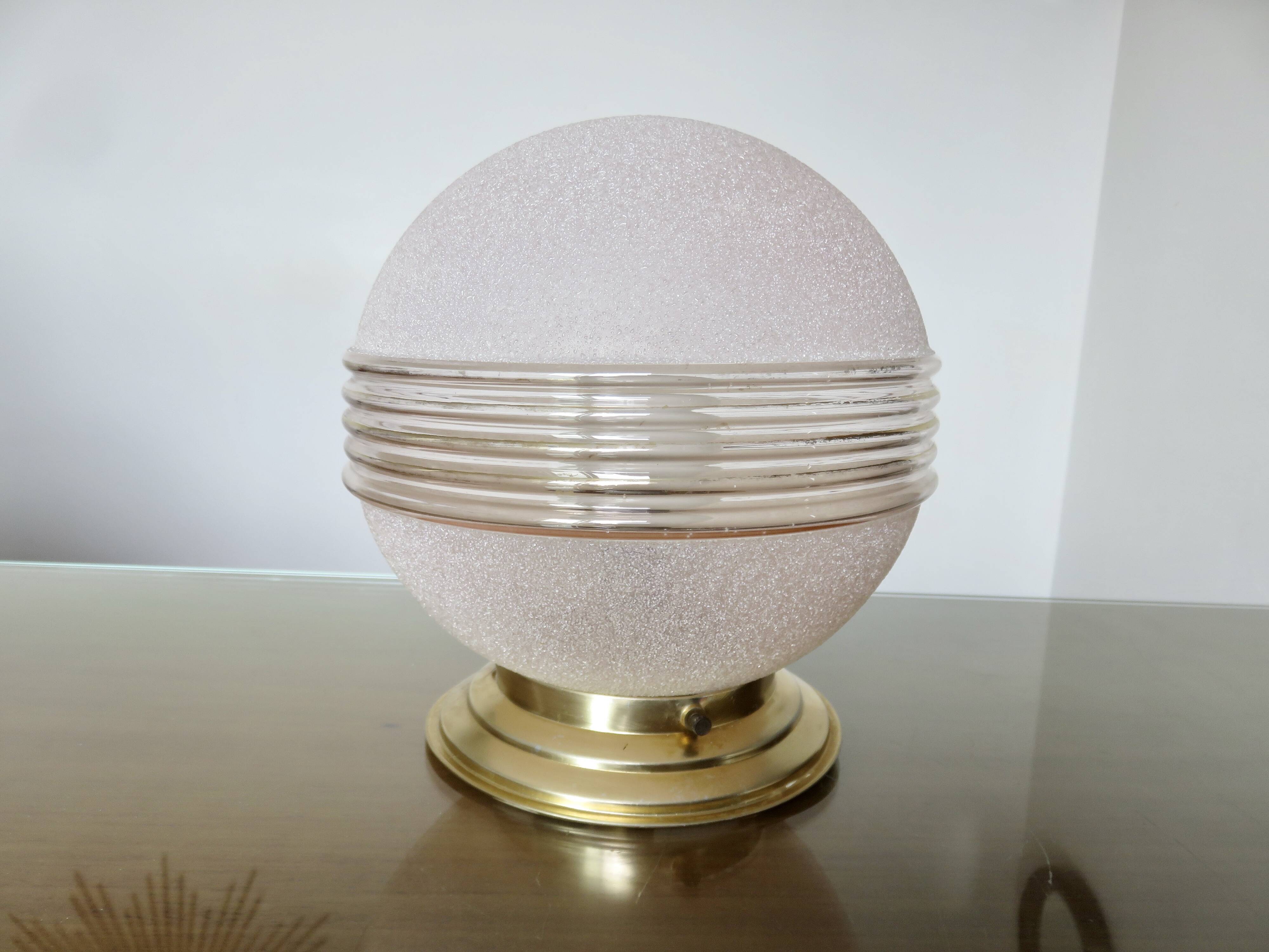 Plafonnier "globe" en verre granité rose,  liserés dorés, vers 1950 ou 1960