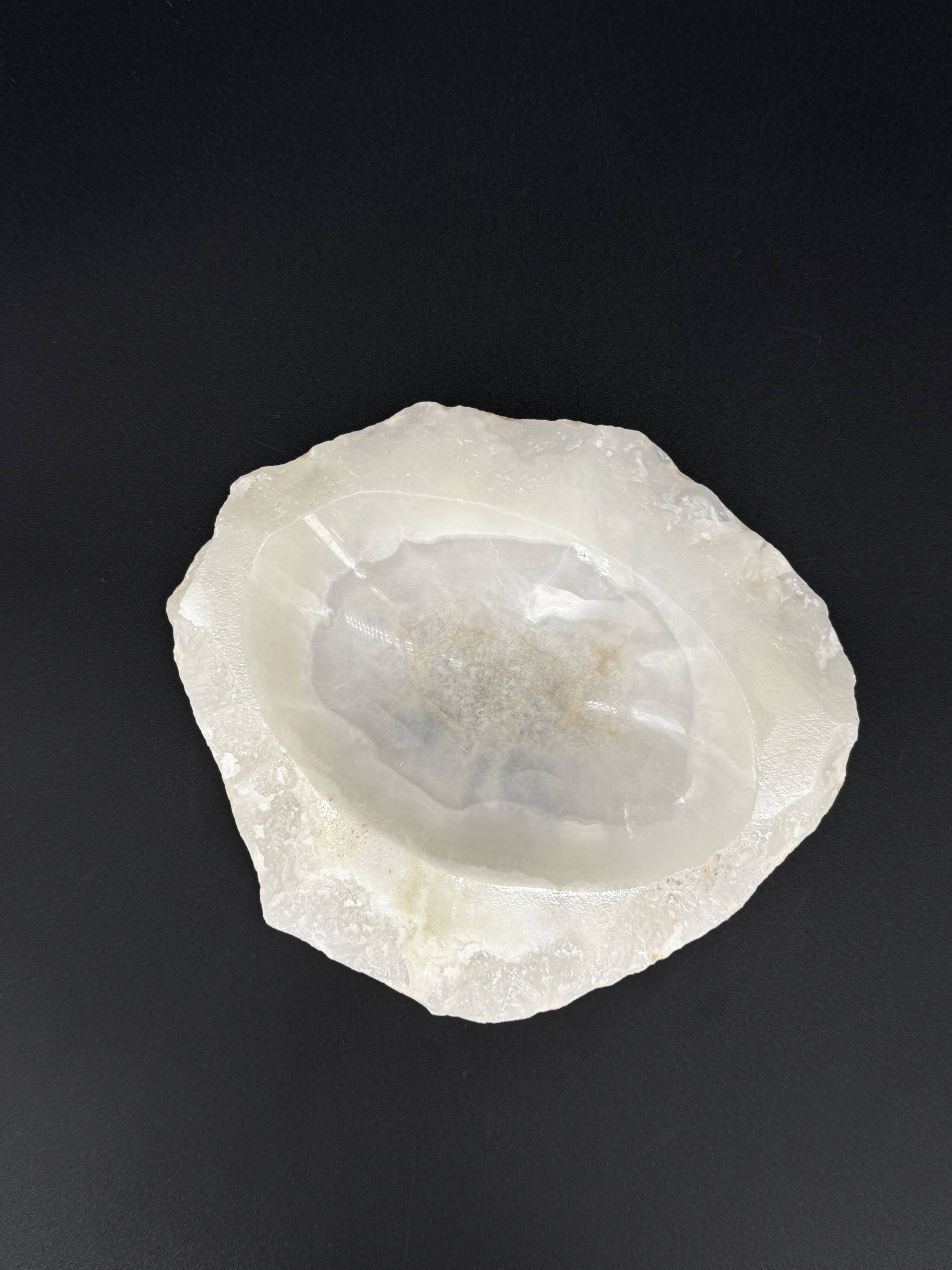 Sculptural bowl in translucent stone – Onyx/Alabaster