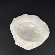 Sculptural bowl in translucent stone – Onyx/Alabaster