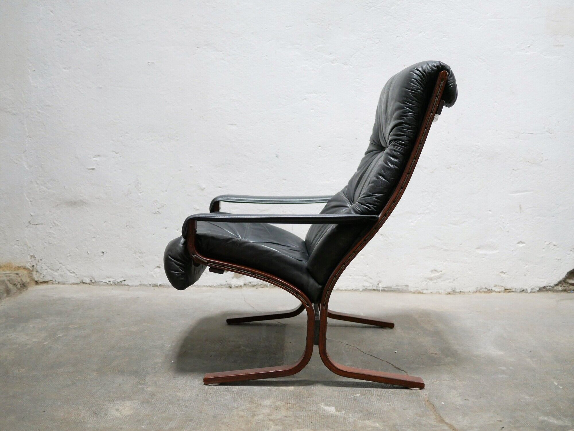 Siesta Scandinavian armchair in black leather by Ingmar Relling for Westnofa editions