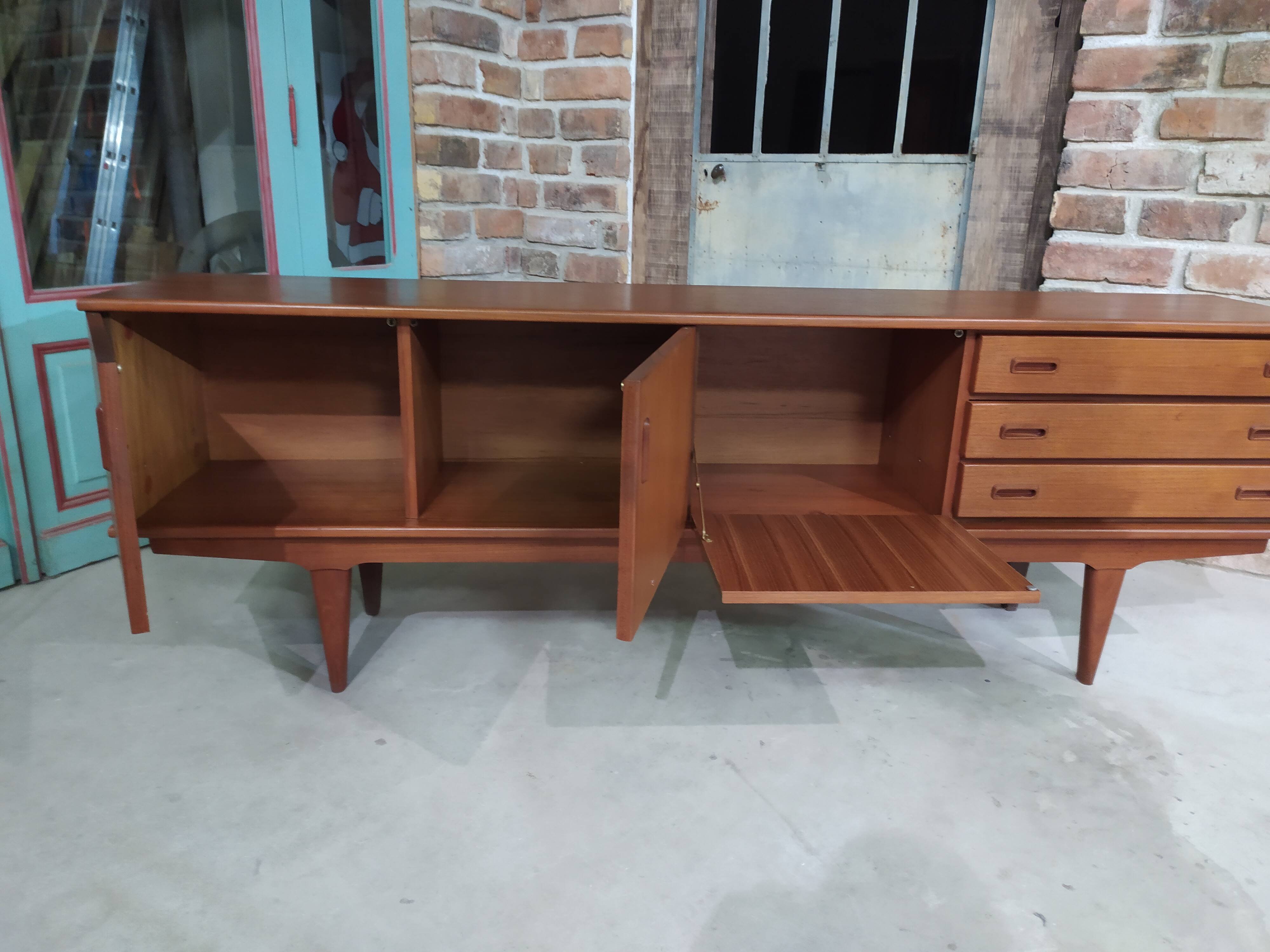 Teak enfilade