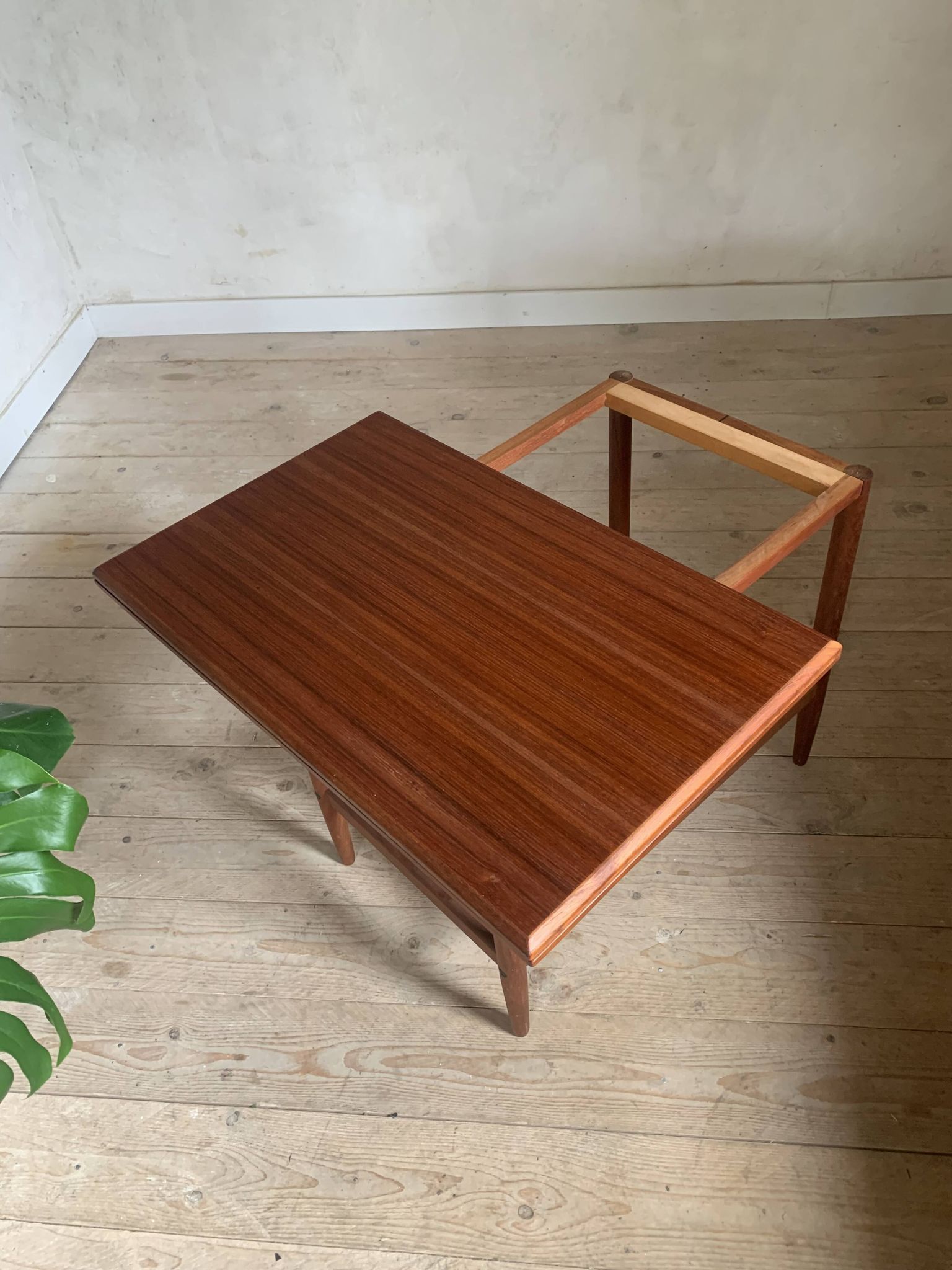 Table basse porte revue vintage en teck et corde
