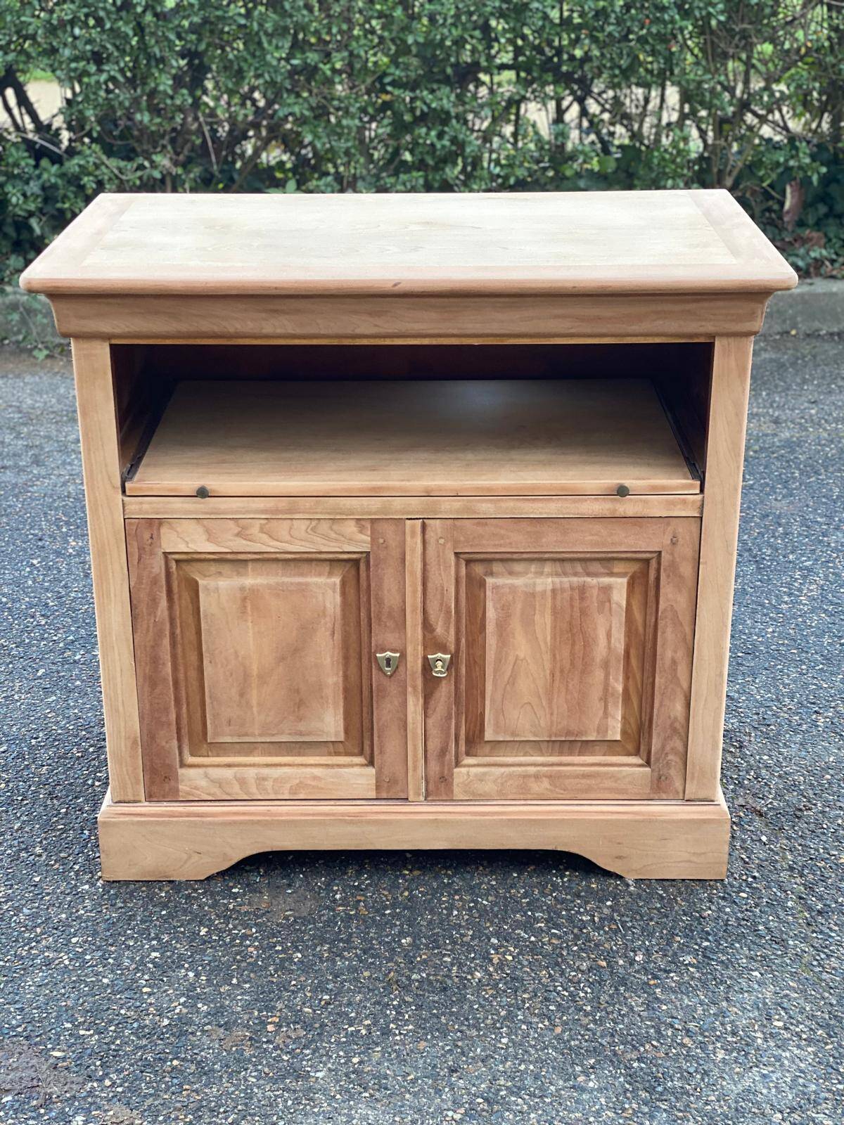 Buffet Louis Philippe deux portes meuble TV rénové en bois massif merisier brut