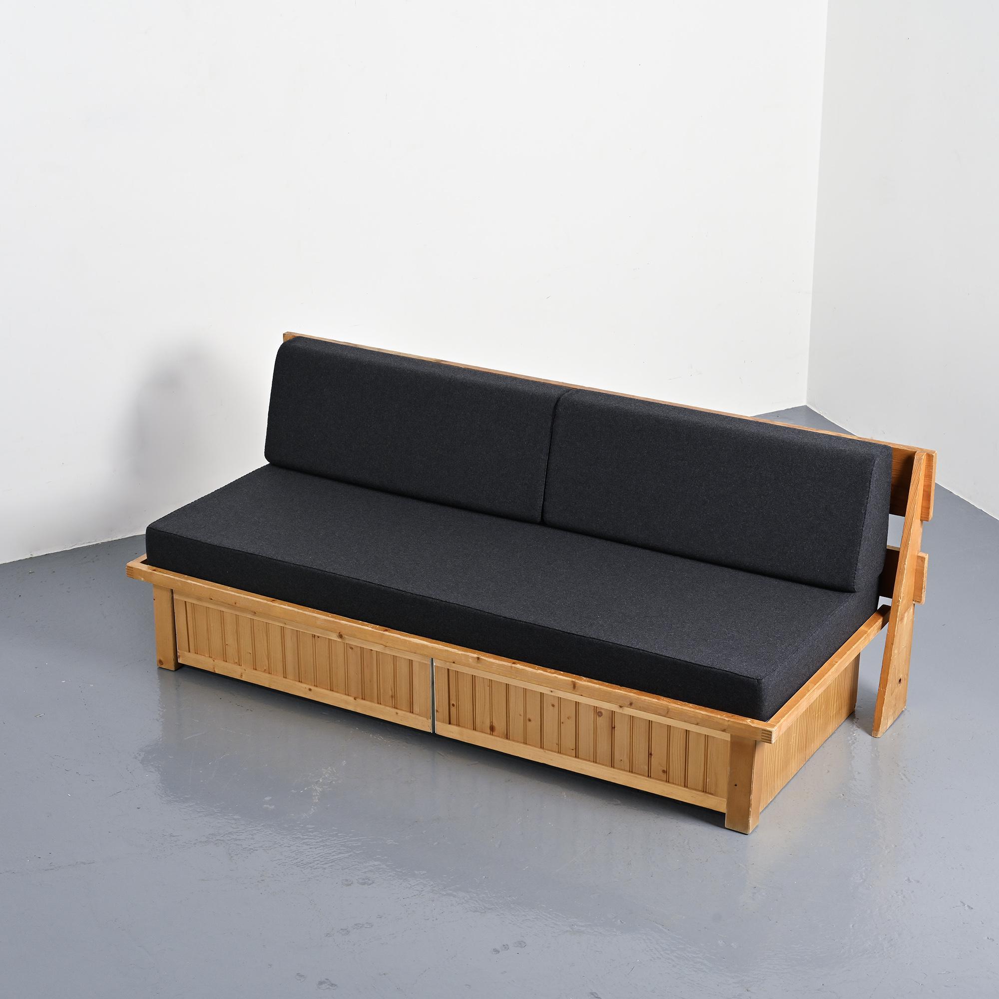 Banquette des Arcs avec dossier par Charlotte Perriand, circa 1973