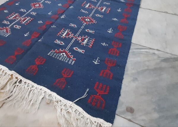 tapis kilim marocain bleu, tapis berbère en laine fait à la main 160/100cm