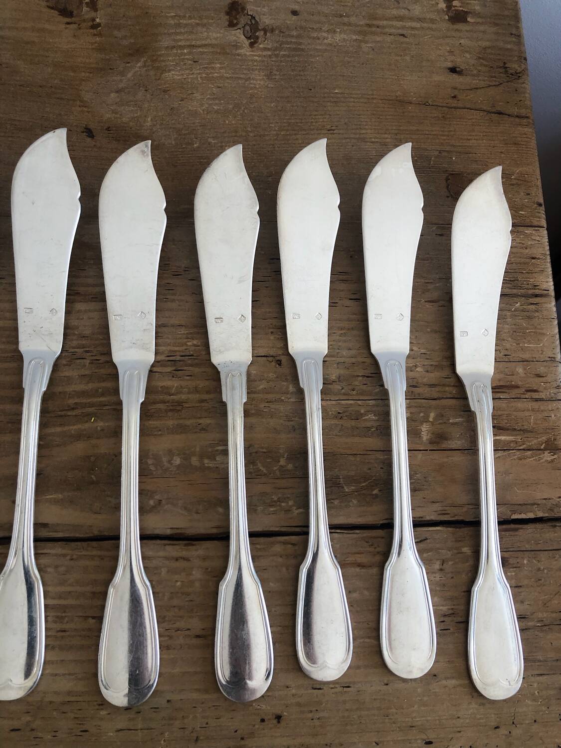 Set of 12 fish forks & 12 knives in silver metal