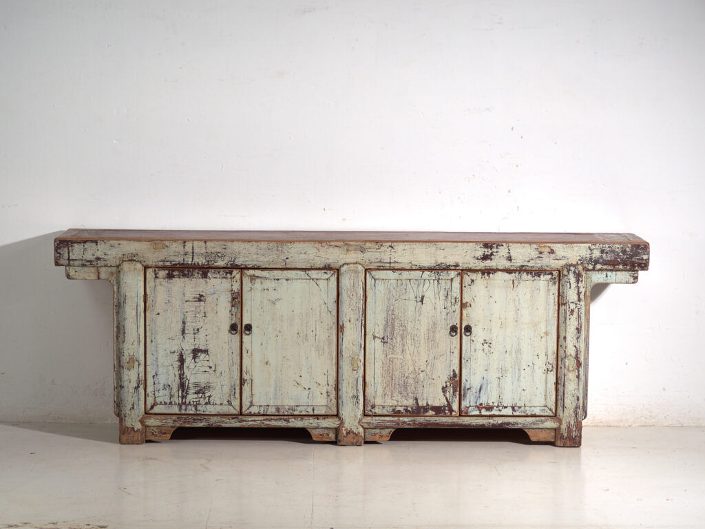 Buffet d’autel ancien laqué en bois de pin – Chine, vers 1900