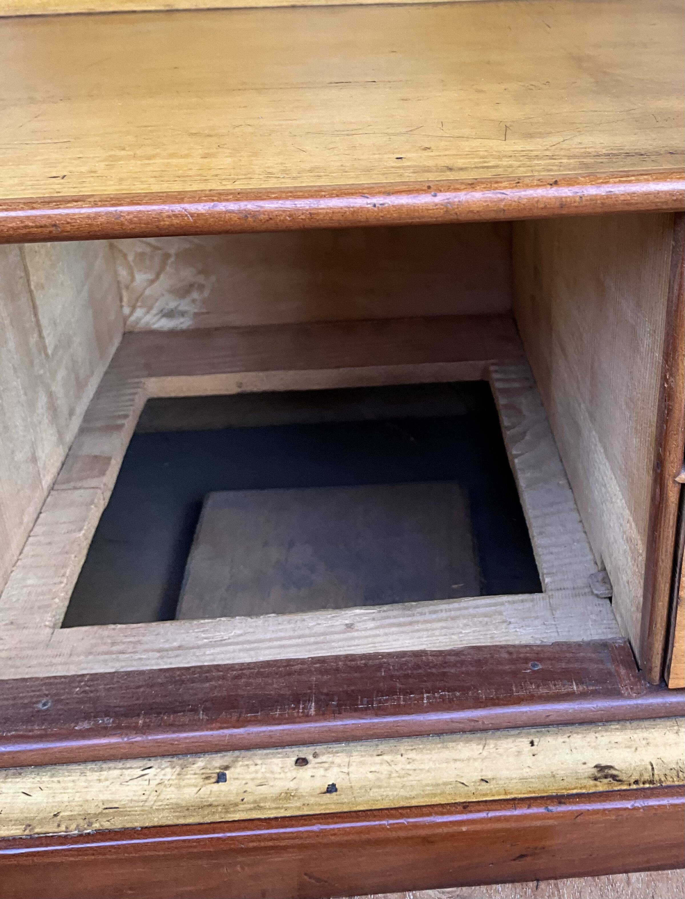 Louis-Philippe secretary, mid-19th century, in walnut burl.