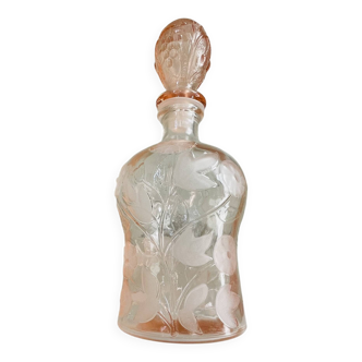 Carafe en verre rose