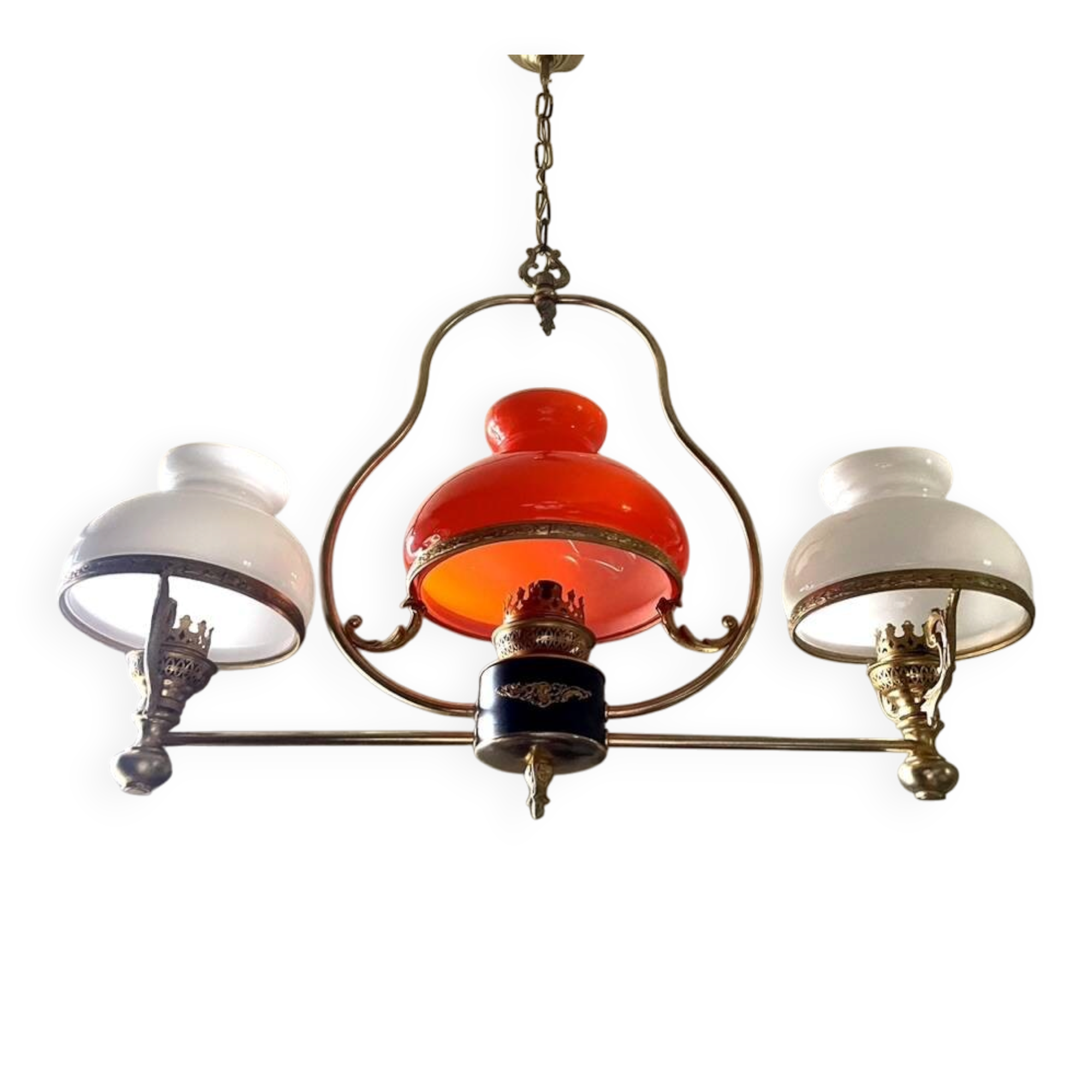 Lustre doré néoclassique aux coupoles blanches et orange 1950