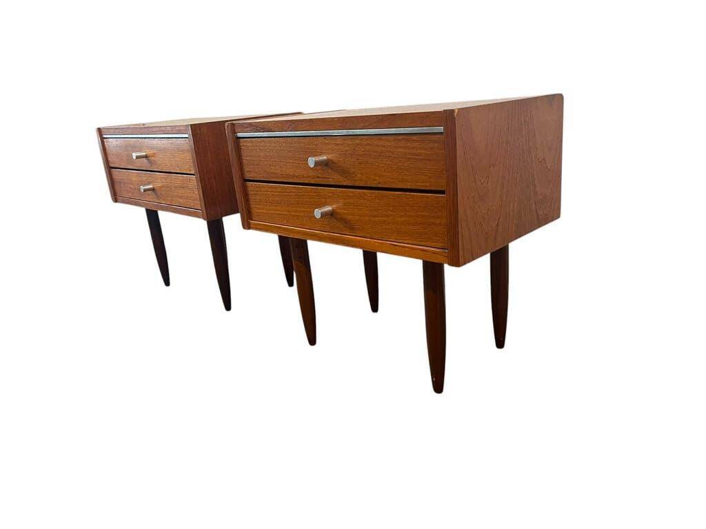 Set of 2 vintage wooden bedside tables/mini cabinets.