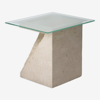 Table d'appoint en travertin design brutaliste géométrique.