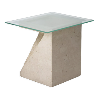 Table d'appoint en travertin design brutaliste géométrique.