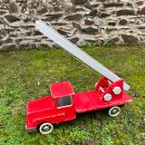 Camion de pompier avec échelle en bois