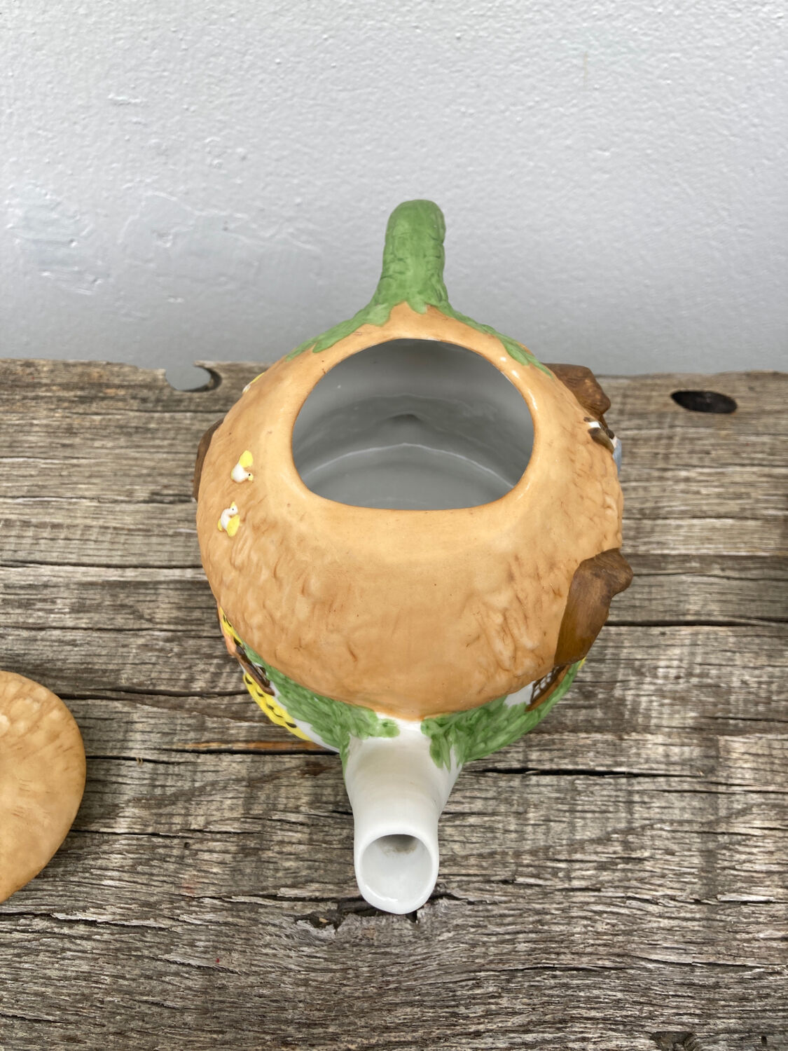 Homemade English teapot in glazed porcelain and Staffordshire biscuit - Christopher Wren cottages slip