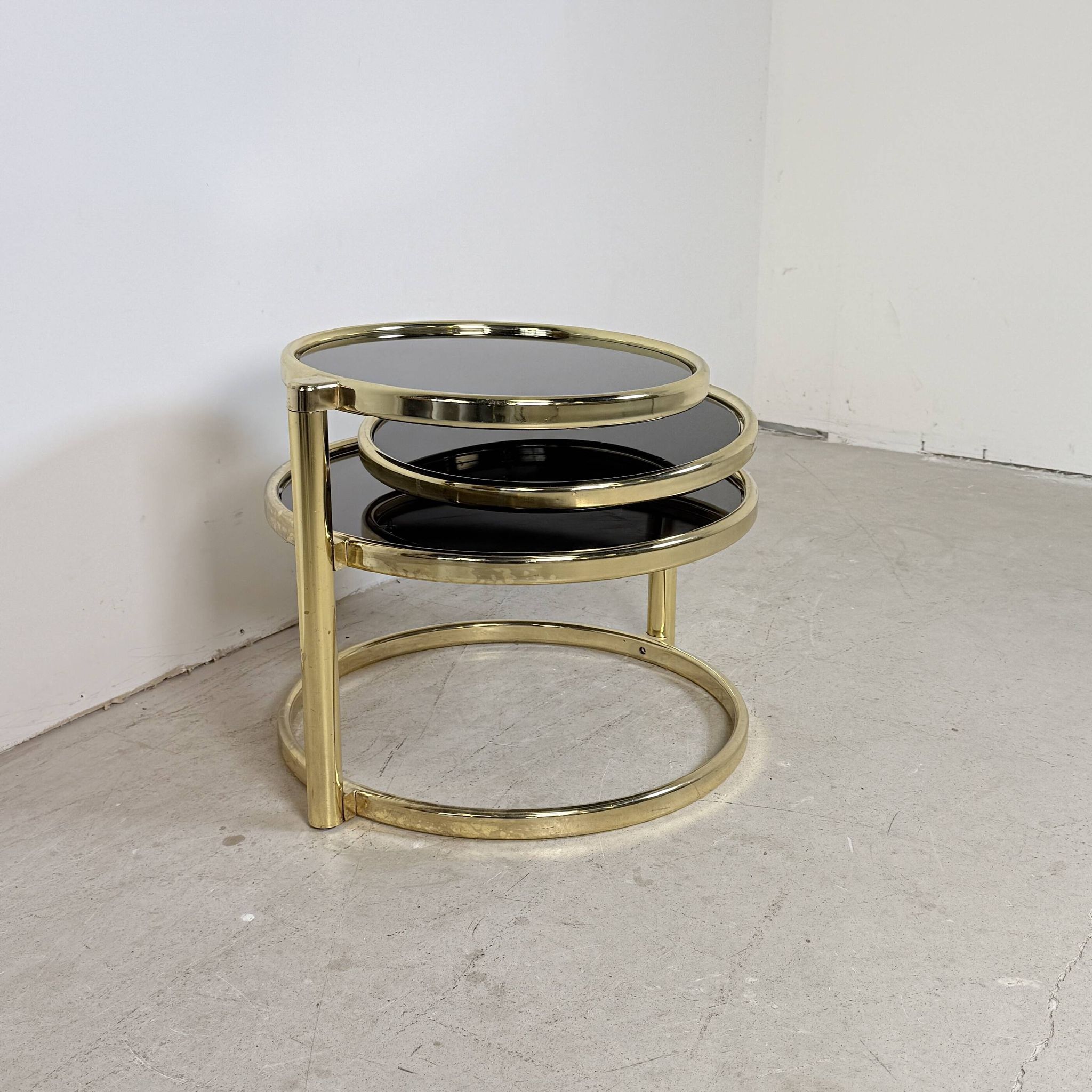 Table basse à cascade pivotante Hollywood Regency vintage avec verre noir