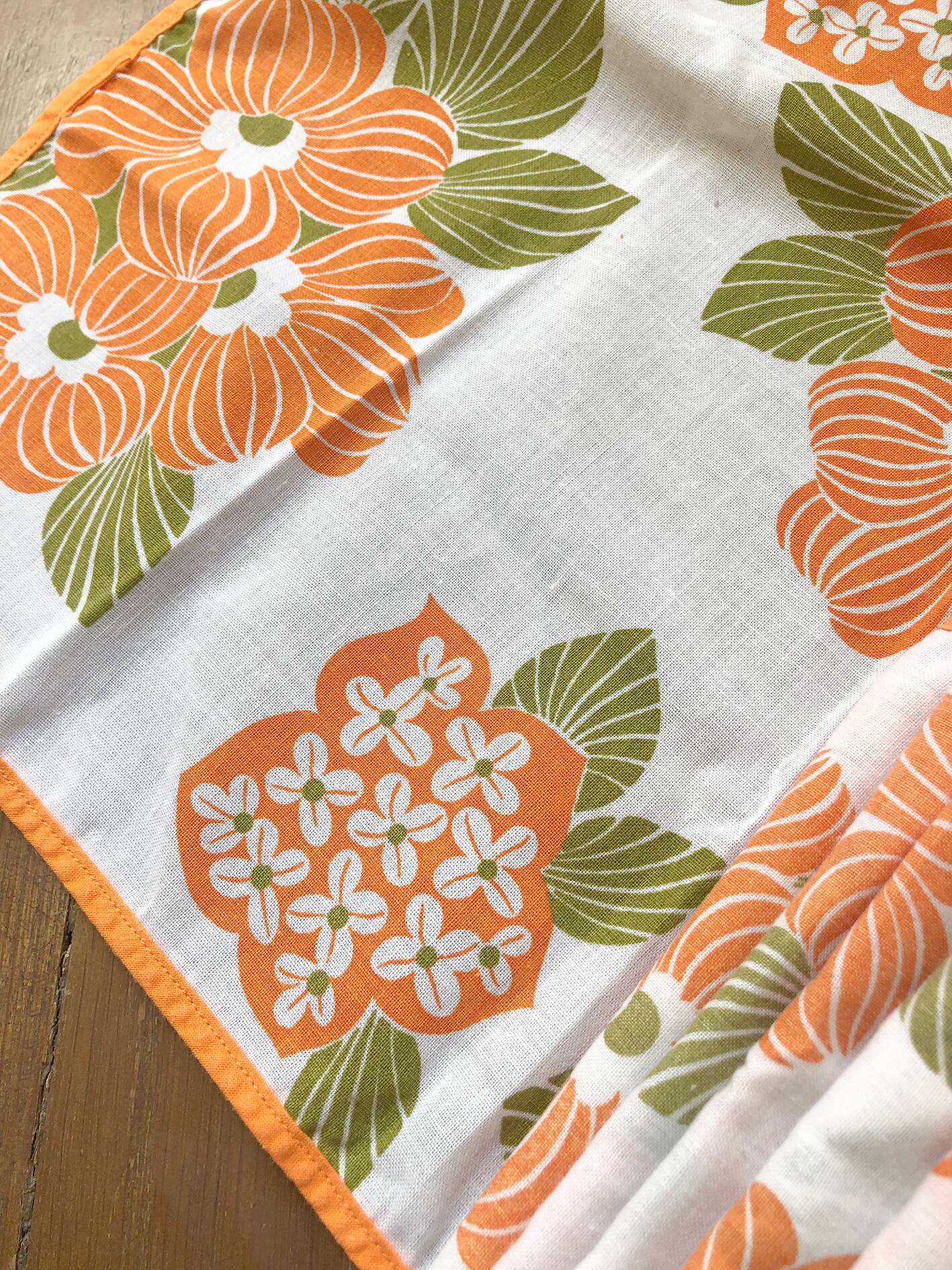 Nappe et serviettes à fleurs, années 70