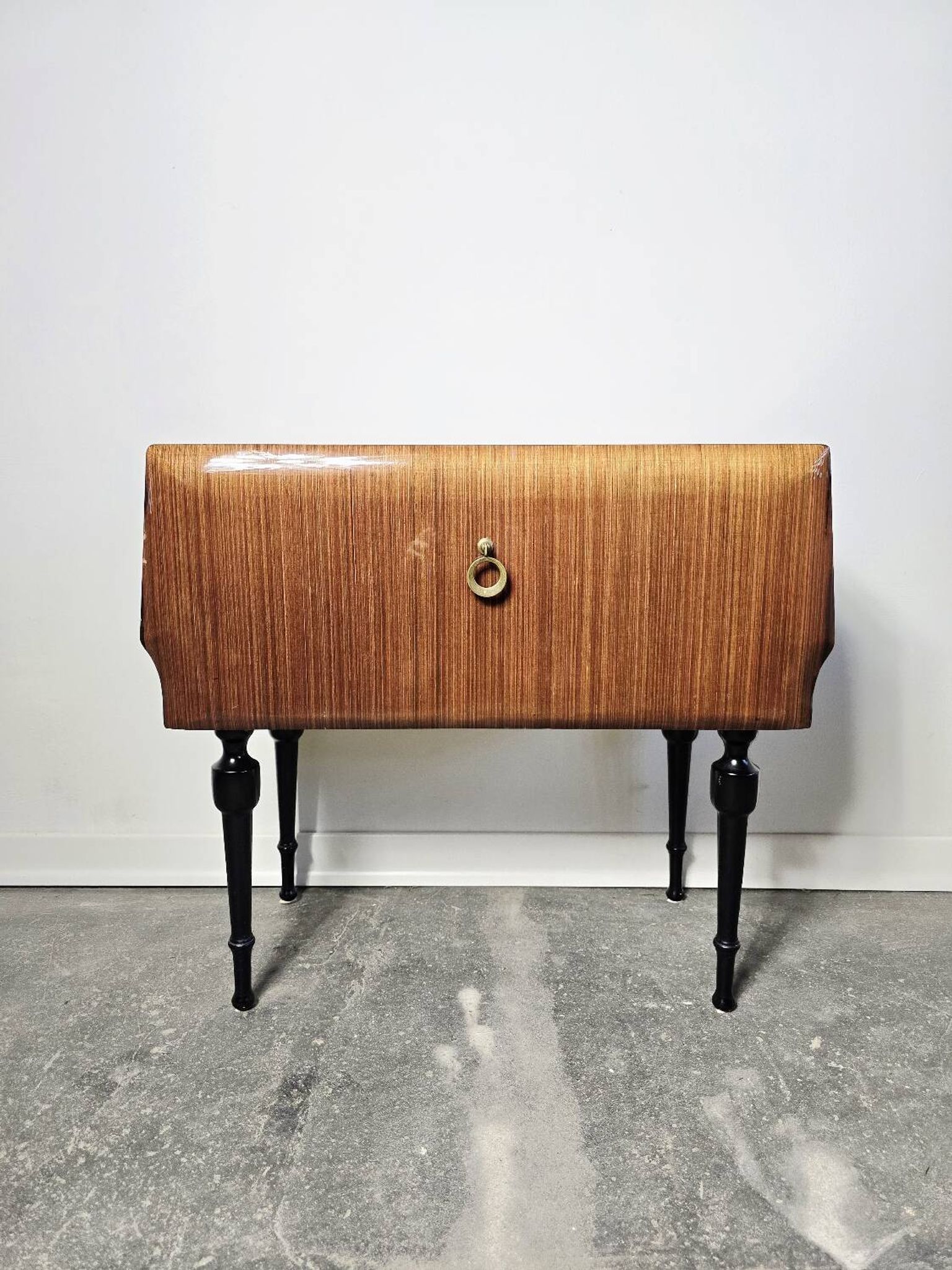 Table de chevet italienne des années 80 avec plateau en verre