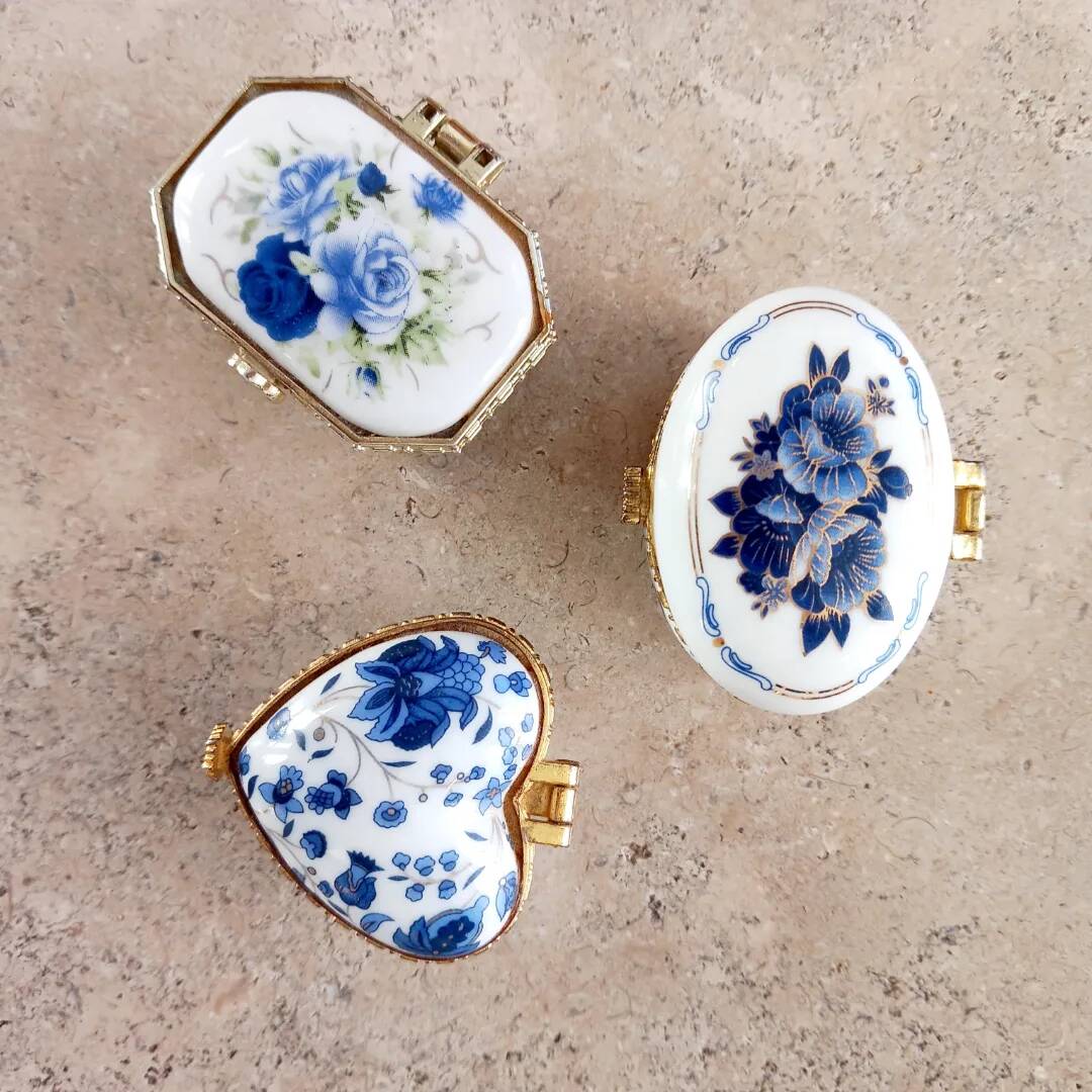 Trio de pilulier en porcelaine