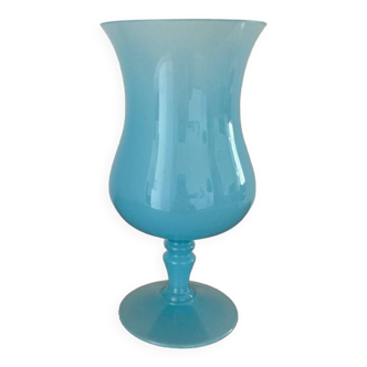 Vase en opaline bleu