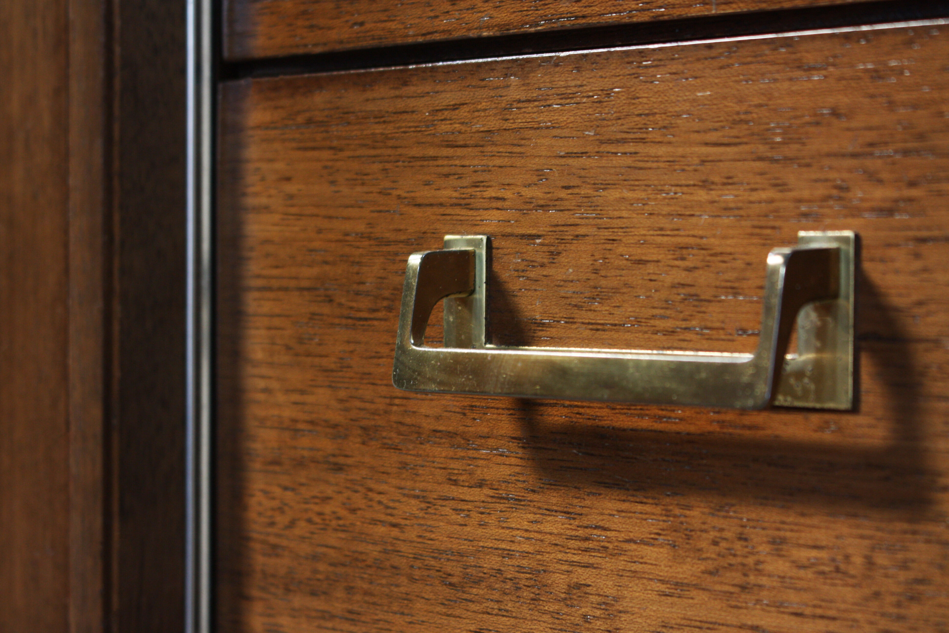 Enfilade en bois signée E-Gomme 1960s
