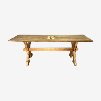 Table pied en x, dessus marqueté rosace et rose des vents