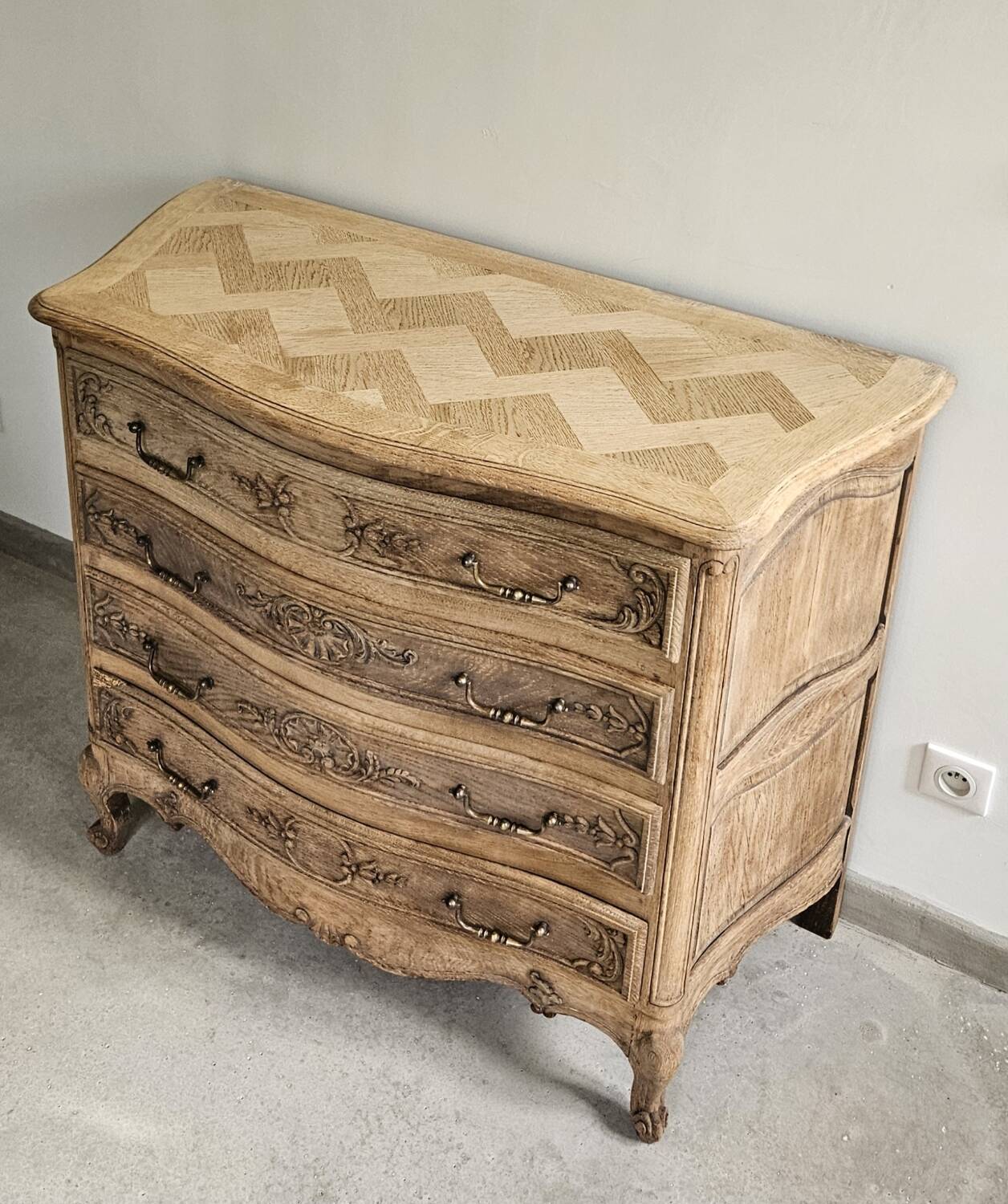 Louis XV style curved chest of drawers with 4 drawers in raw solid oak