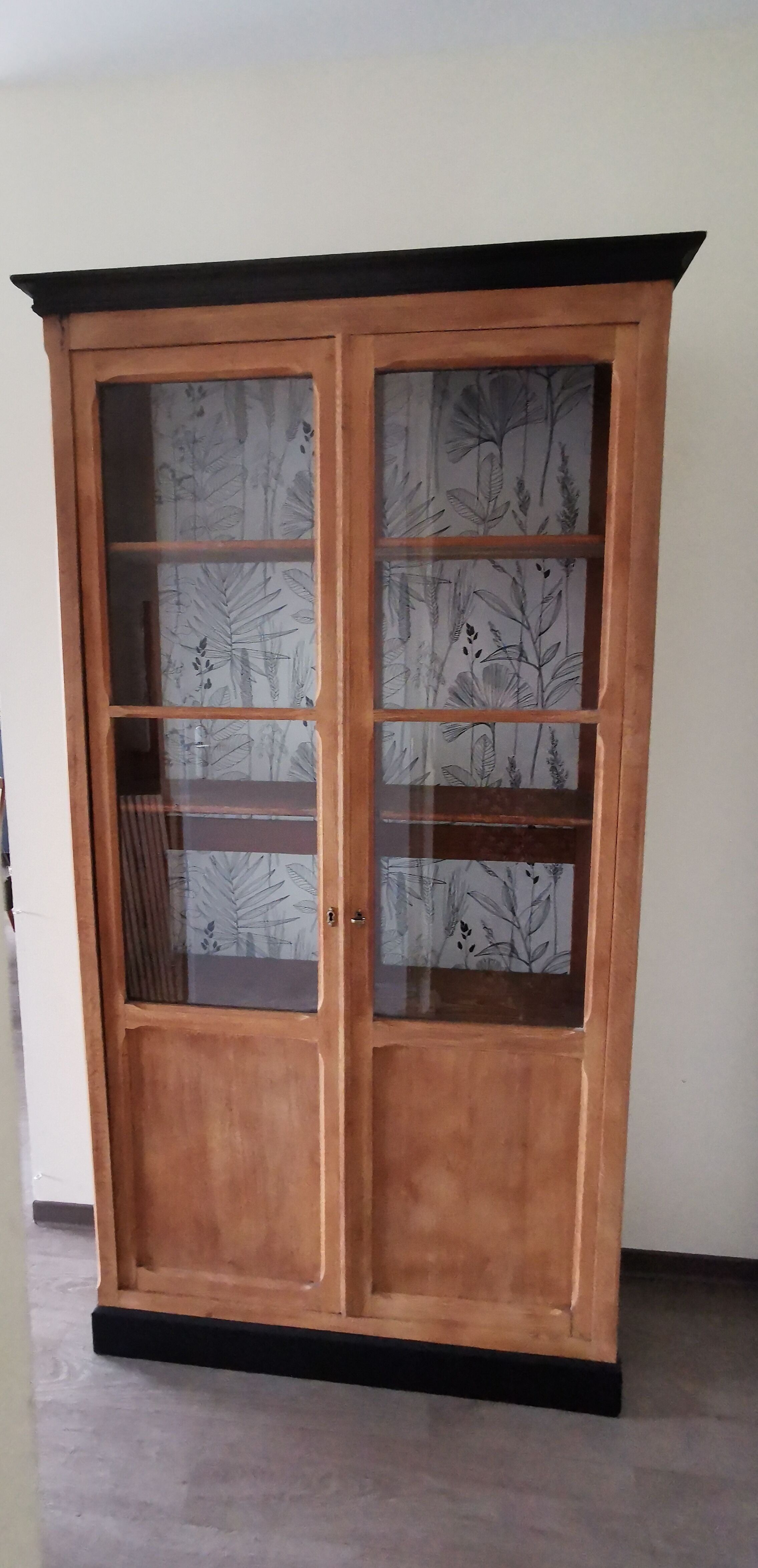 Oak cupboard showcase