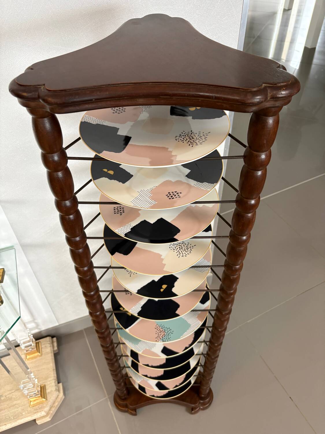 Turned wooden display stand, late 19th - early 20th century.