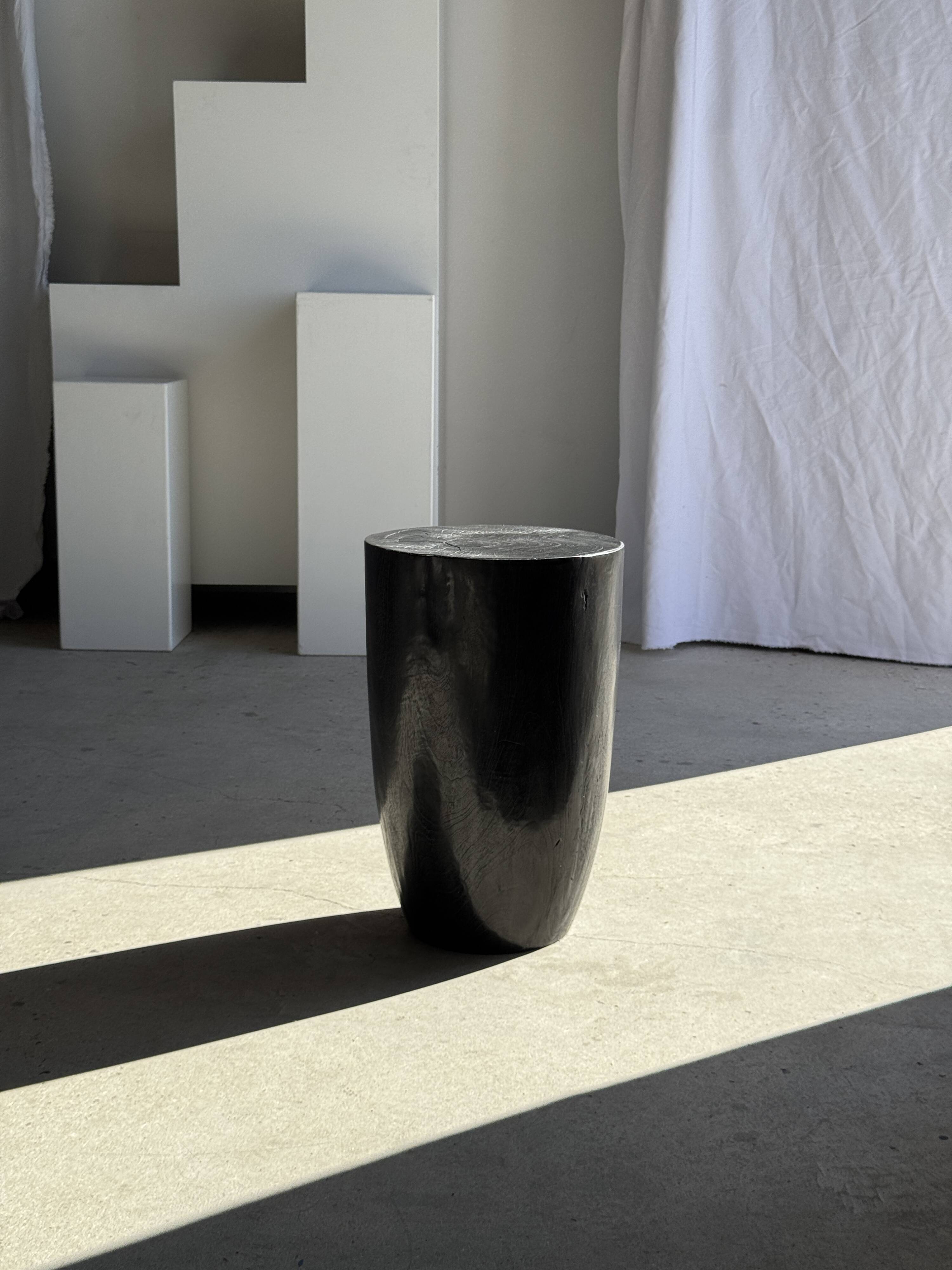 Stool, side table, end table in solid mango wood, cylindrical.
