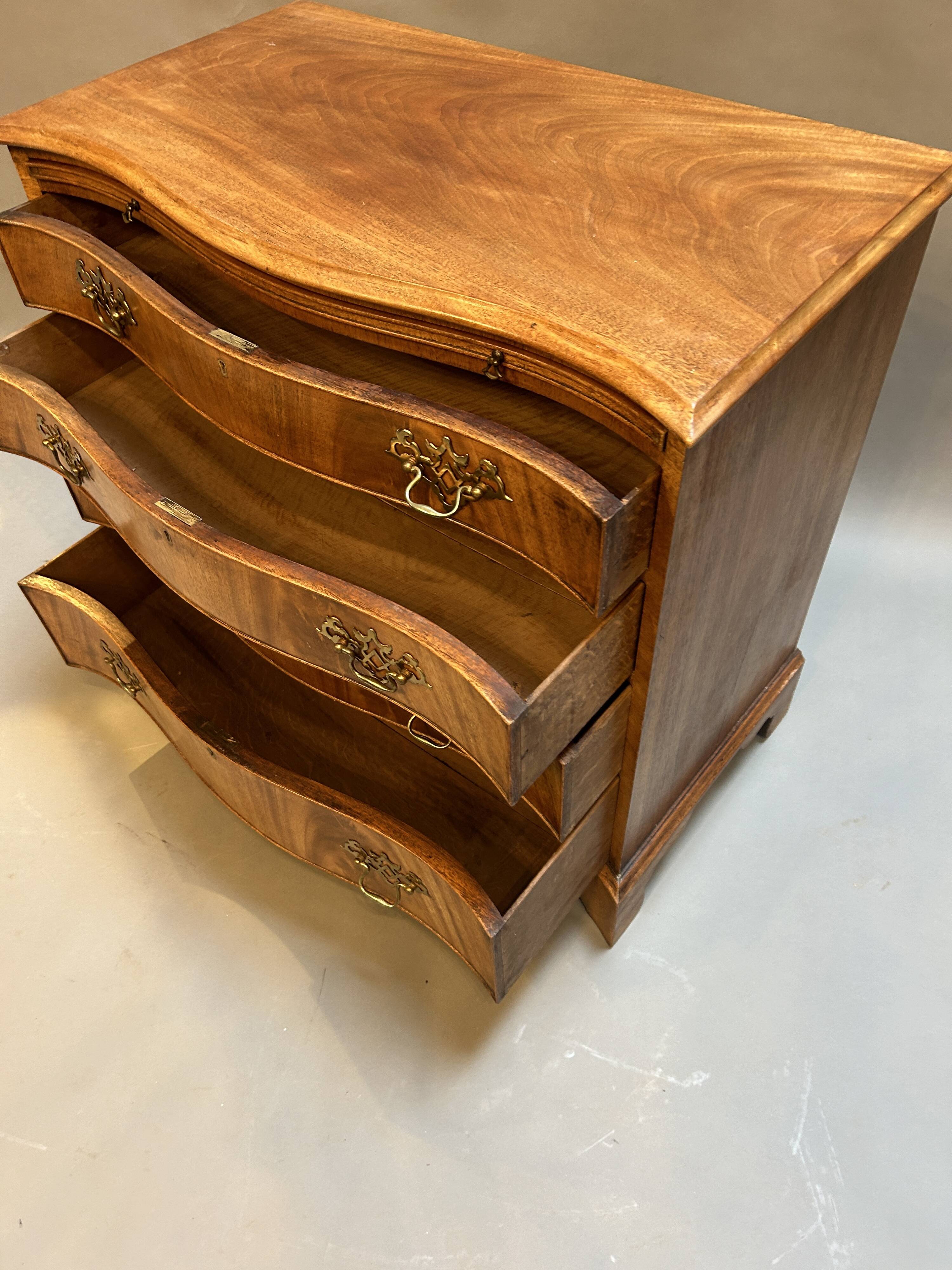 C19th Mahogany Chest Of Drawers Of Serpentine Outline