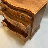 C19th Mahogany Chest Of Drawers Of Serpentine Outline