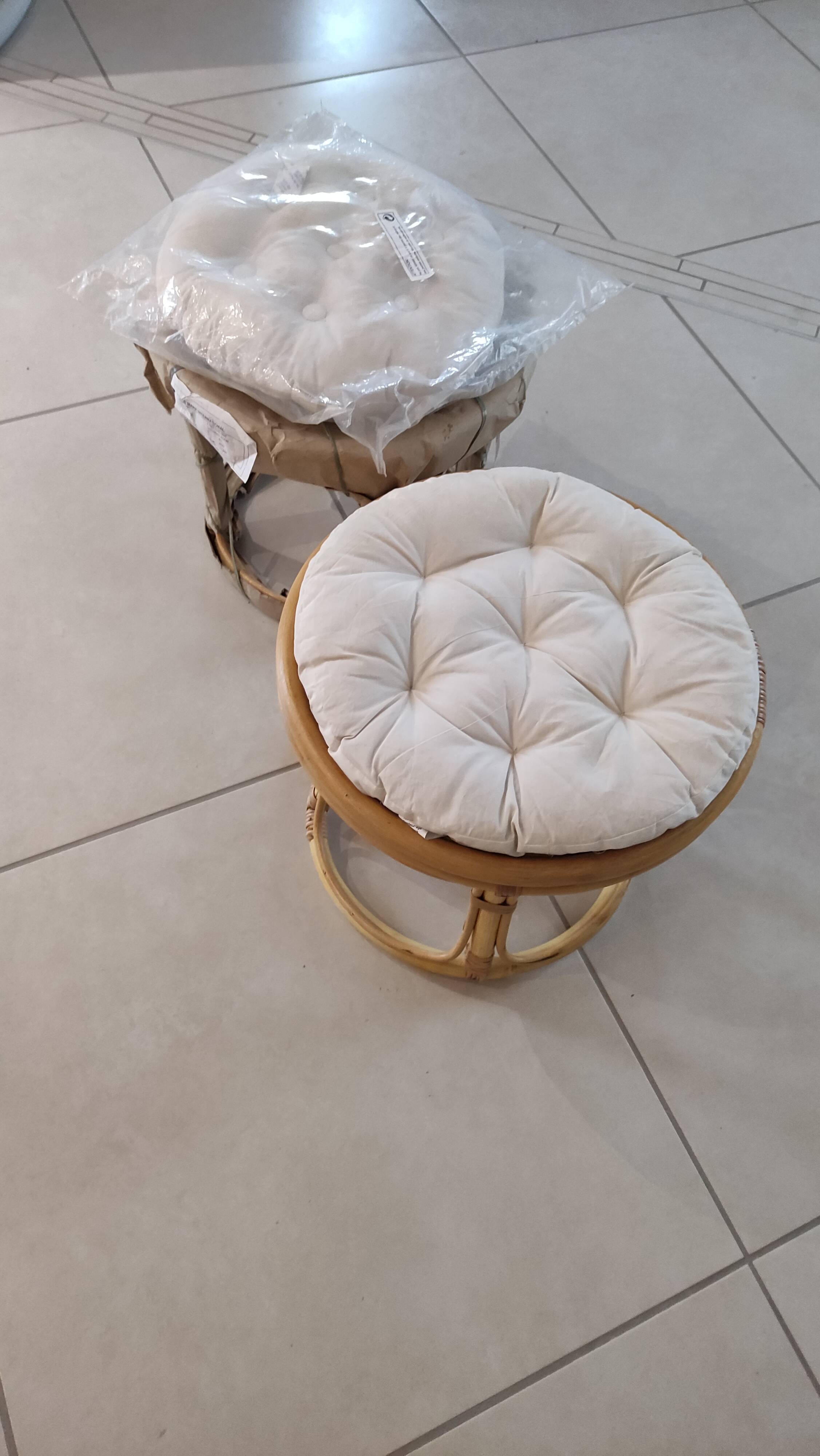 Paire de poufs en rotin et bambou