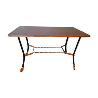 Table d'appoint sur roulettes, dessus formica, métal doré et noir