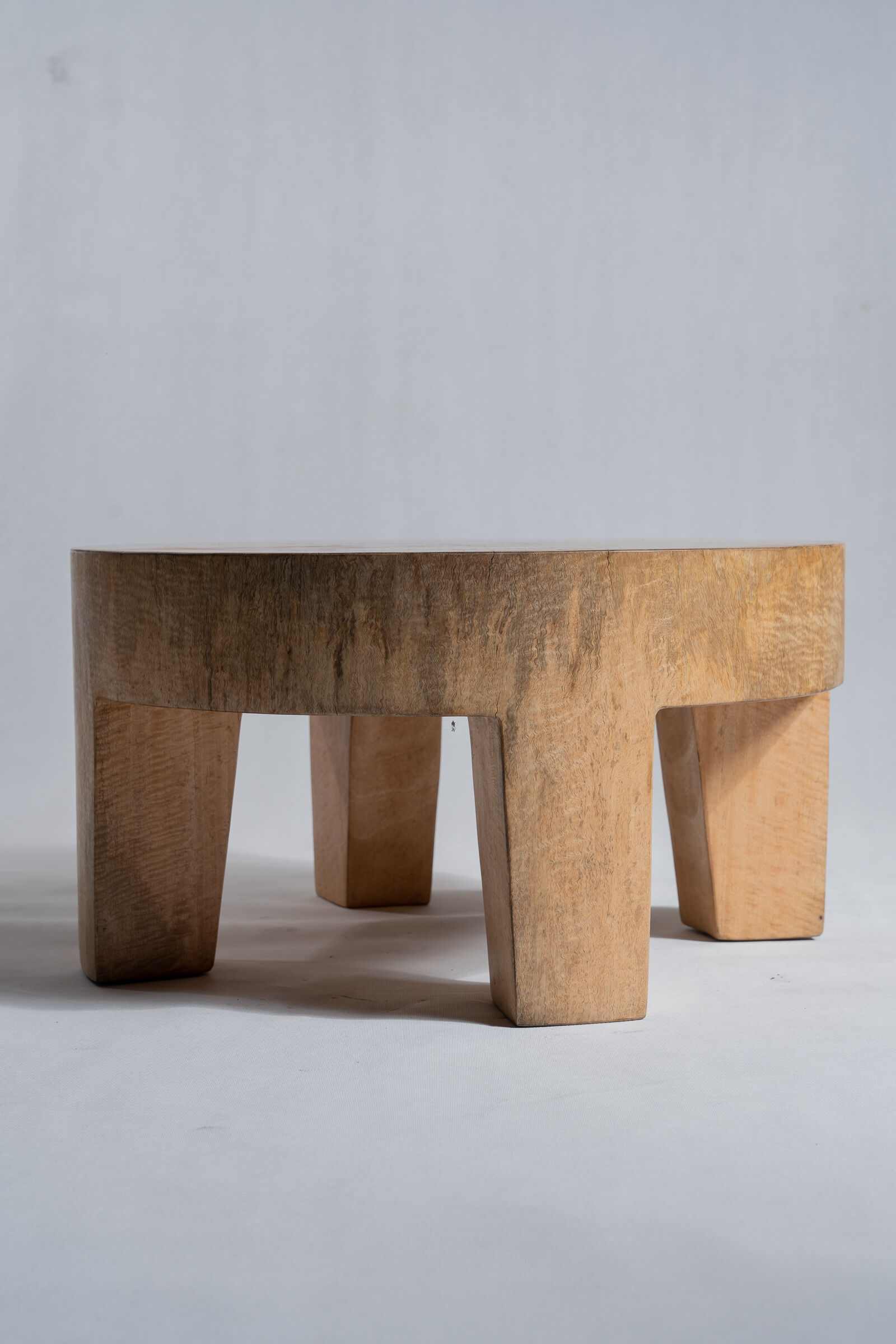 Quadripod coffee table in solid wood monoxyl natural color (dark)