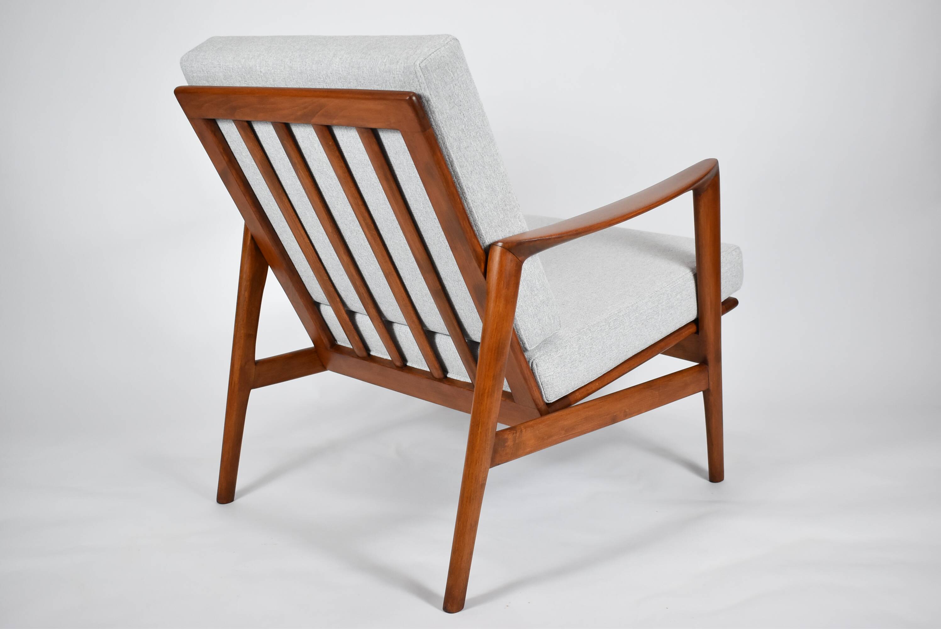 Fauteuil original restauré, tissu gris clair, années 1960, usine de meubles Swarzedzka