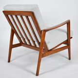 Fauteuil original restauré, tissu gris clair, années 1960, usine de meubles Swarzedzka