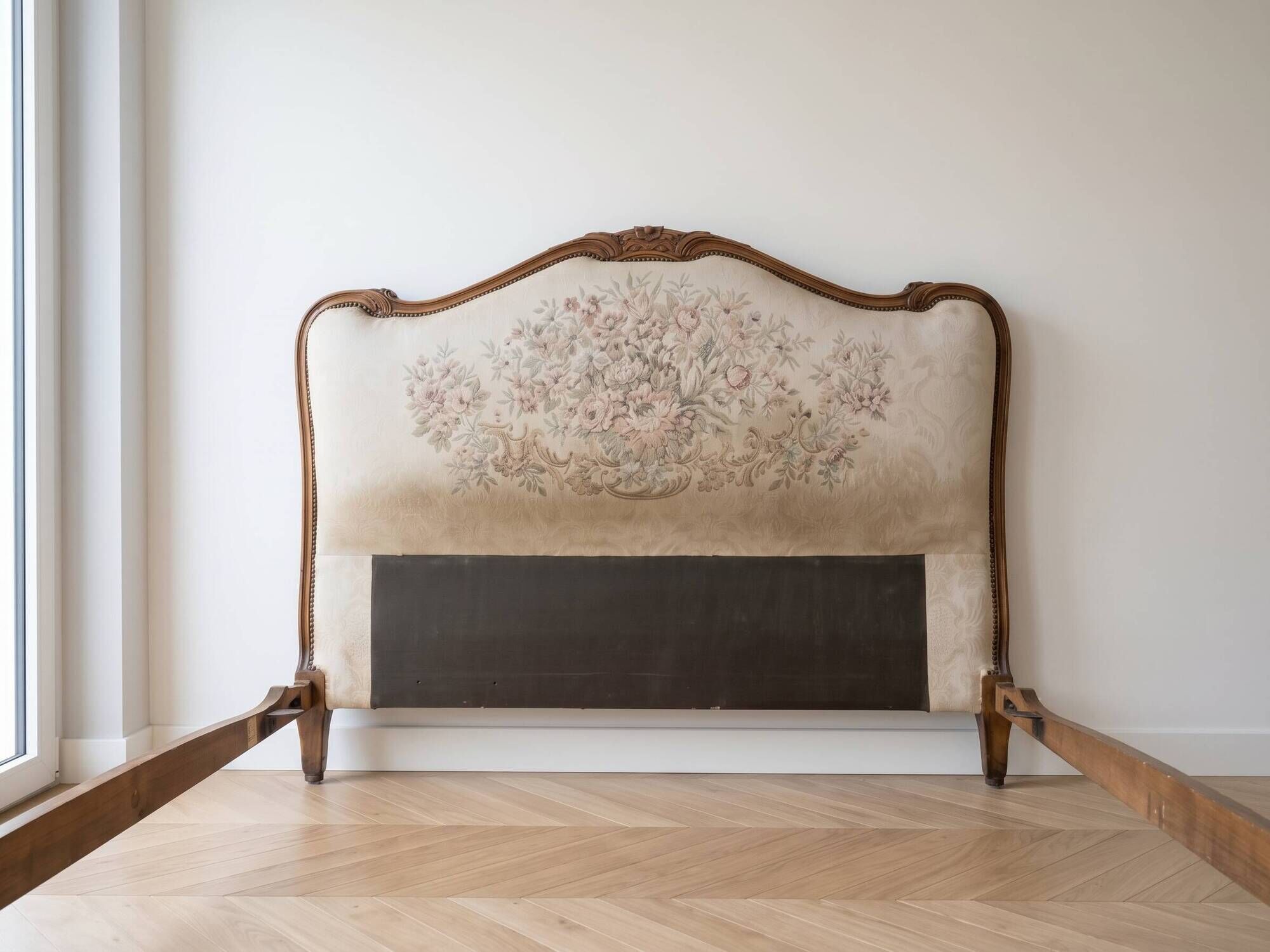 Double bed in Louis XVI style made of wood and floral fabric.