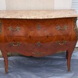 Commode galbée style Louis XV marquèterie bois de rose ornements  en bronze L 118 cm