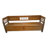 Banc-coffre hongrois 2,17 m. Pin massif sculpté. Début XXème