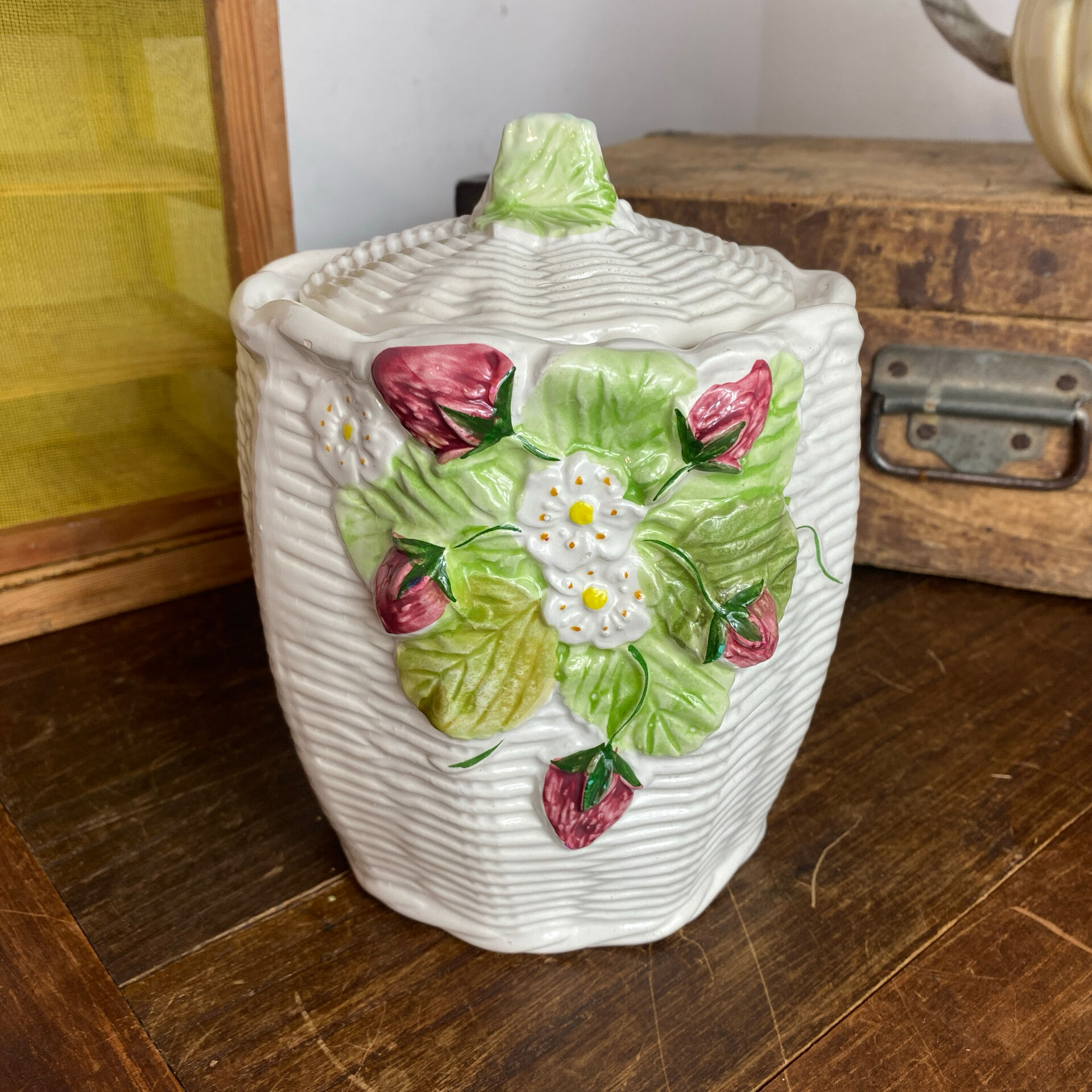 Bonbonnière in slipware