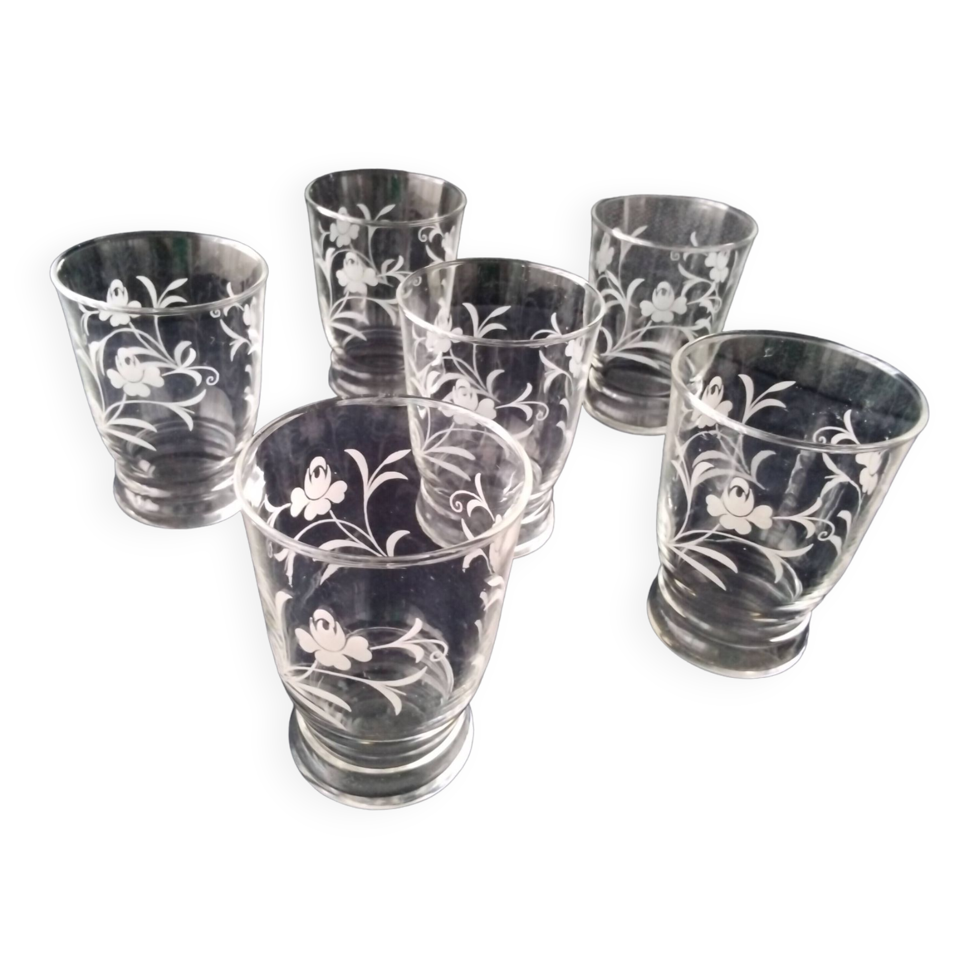 6 vintage table glasses in goblet shape with engraved decor