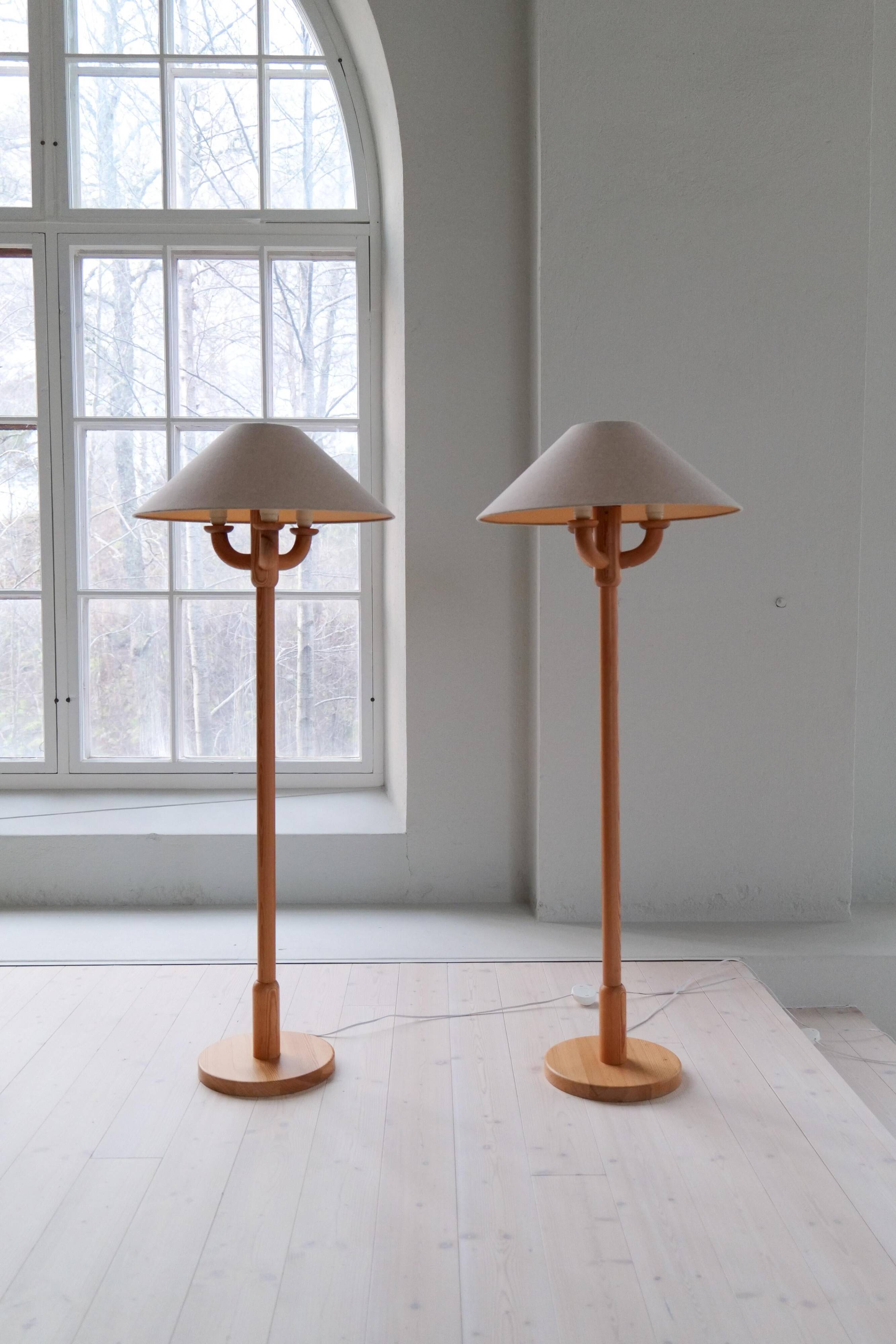 Sculptural modern floor lamps in pine, Sweden 1970s.