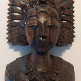Buste indonésien en bois sculpté