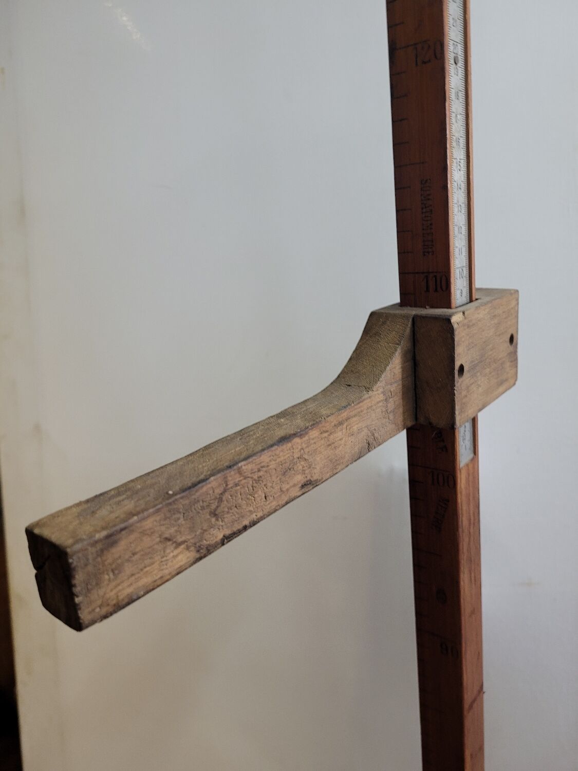 Toise de mesure ancienne en bois sur socle