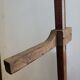 Toise de mesure ancienne en bois sur socle