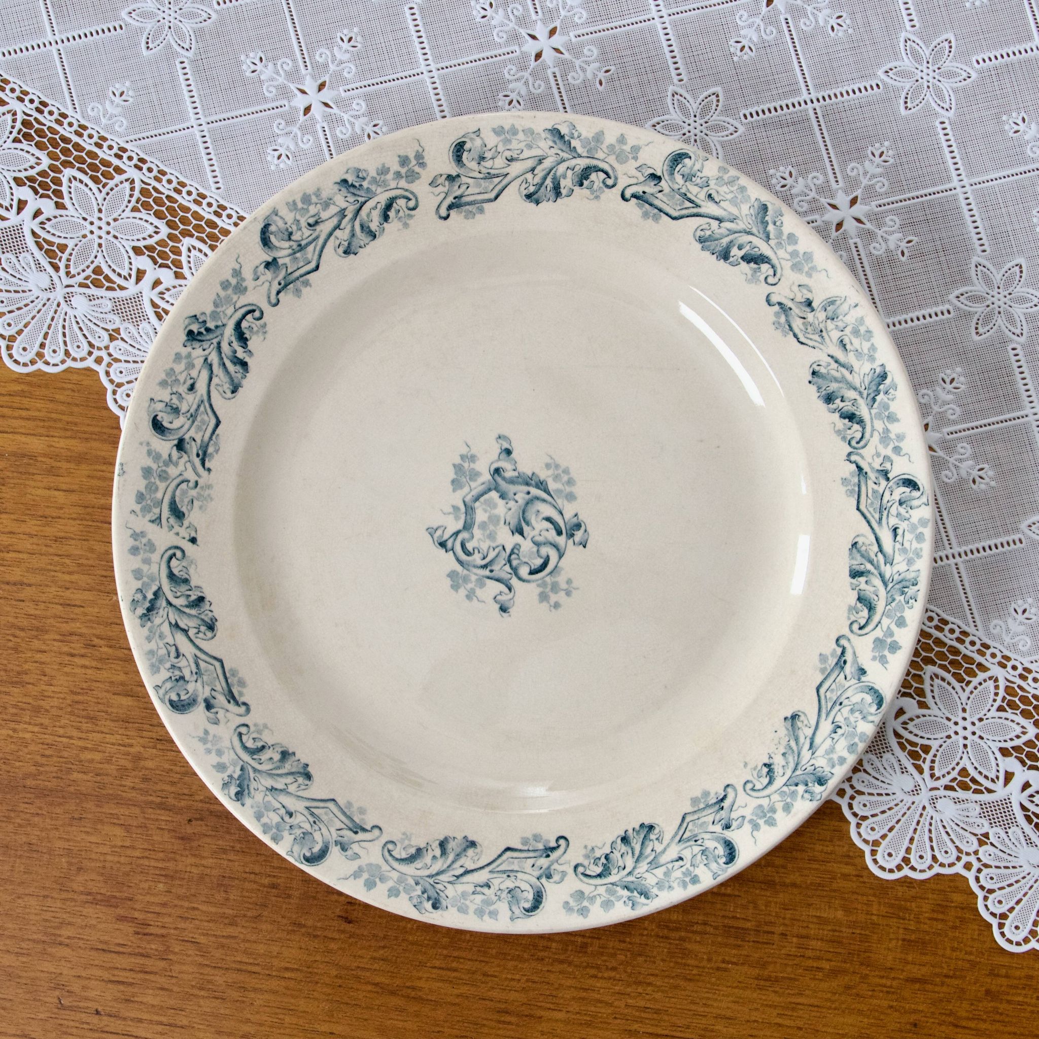 Plat rond XIXe Longwy terre de fer "Russe"